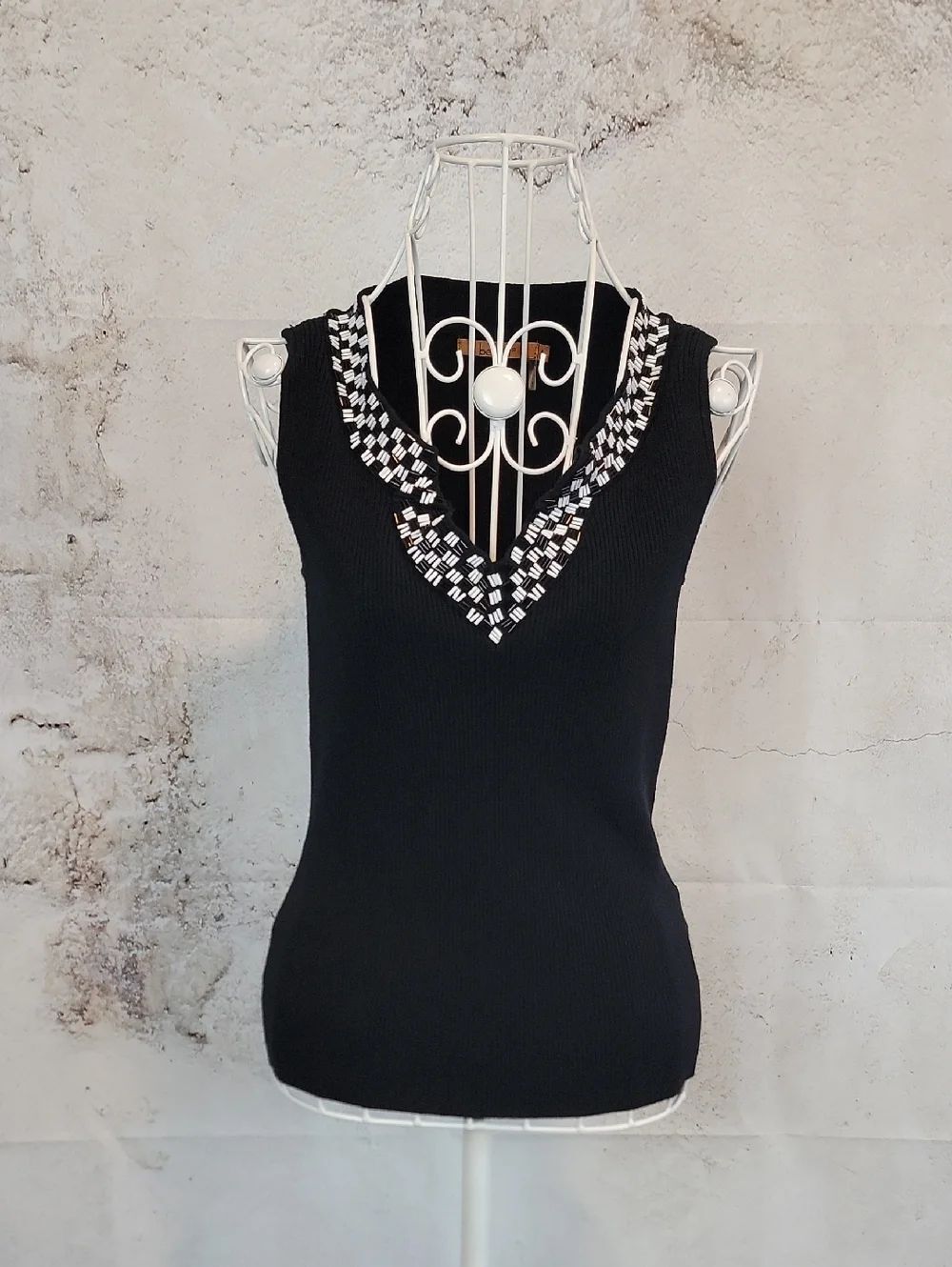 Belldini Sleeveless Black Knit V-Neck Top with Beaded Trim Womens Size L